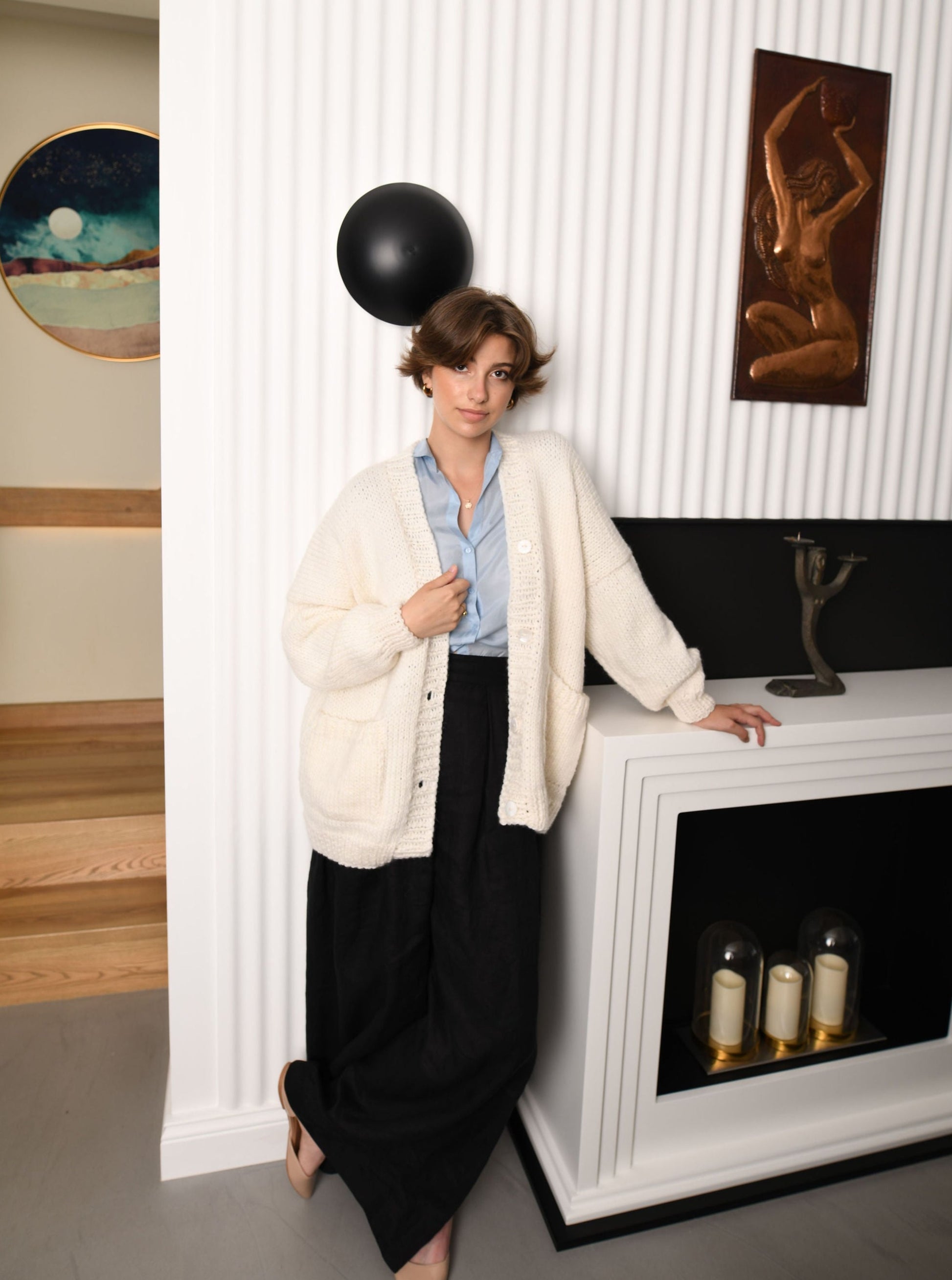 Bottoned white wool cardigan with pockets
