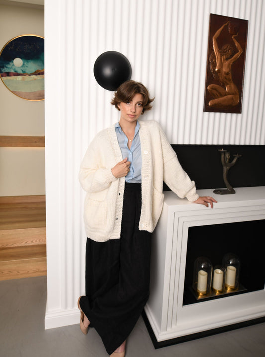 Bottoned white wool cardigan with pockets