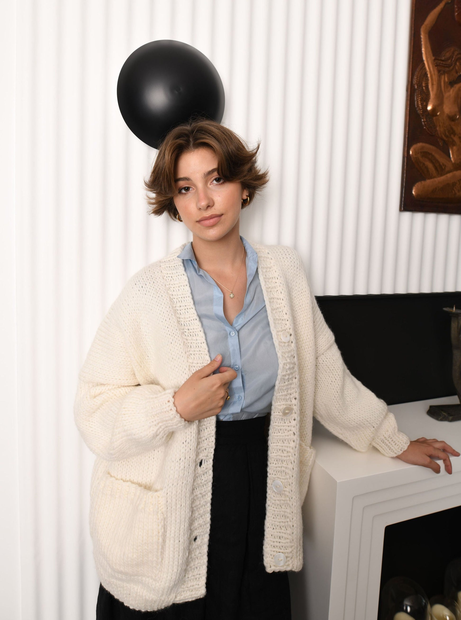 Bottoned white wool cardigan with pockets
