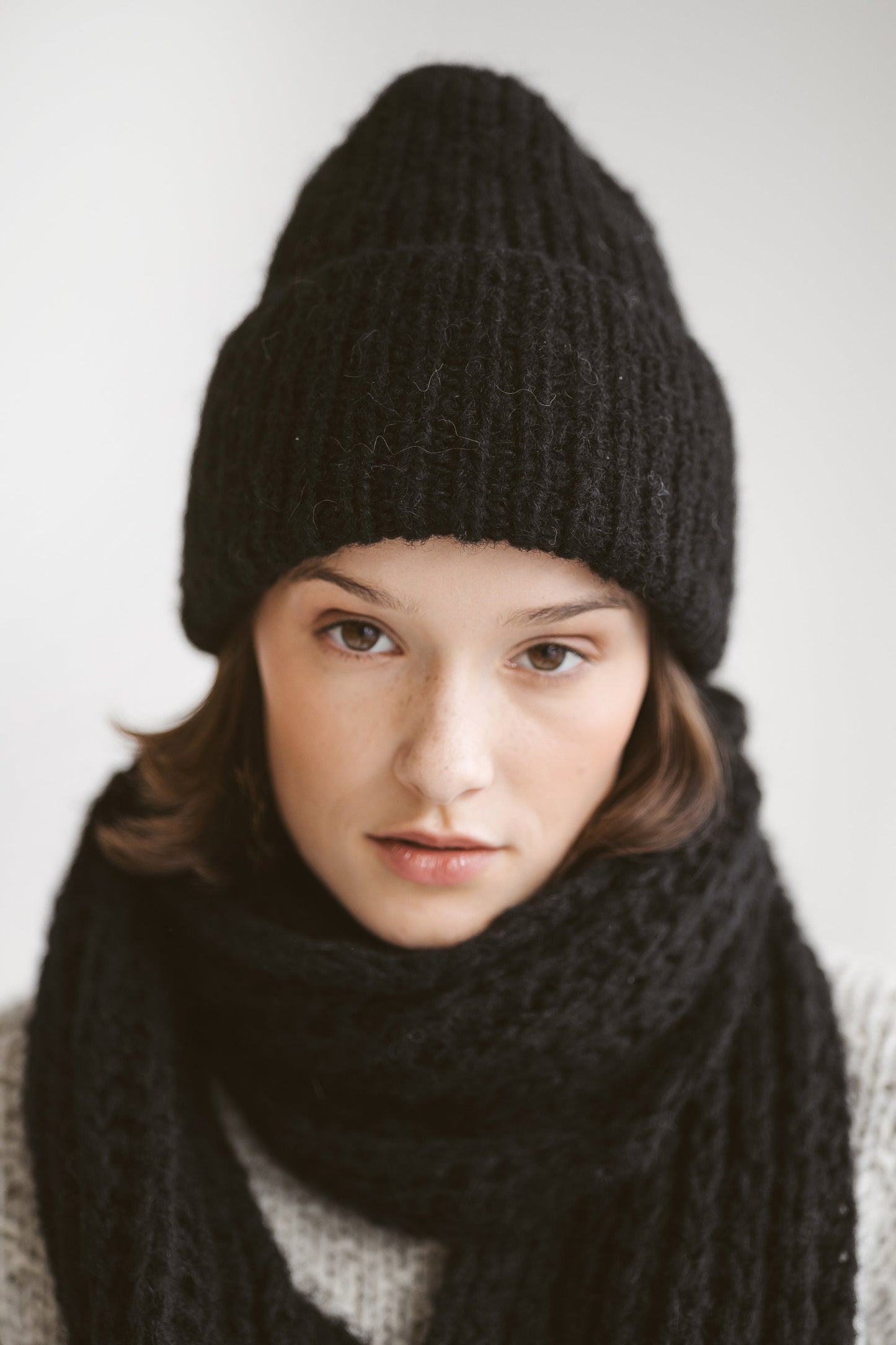 Black alpaca scarf and hat set, cable knit winter scarf and cap set, chunky knitted blanket scarf and beanie set. Unisex, women, men, gift.