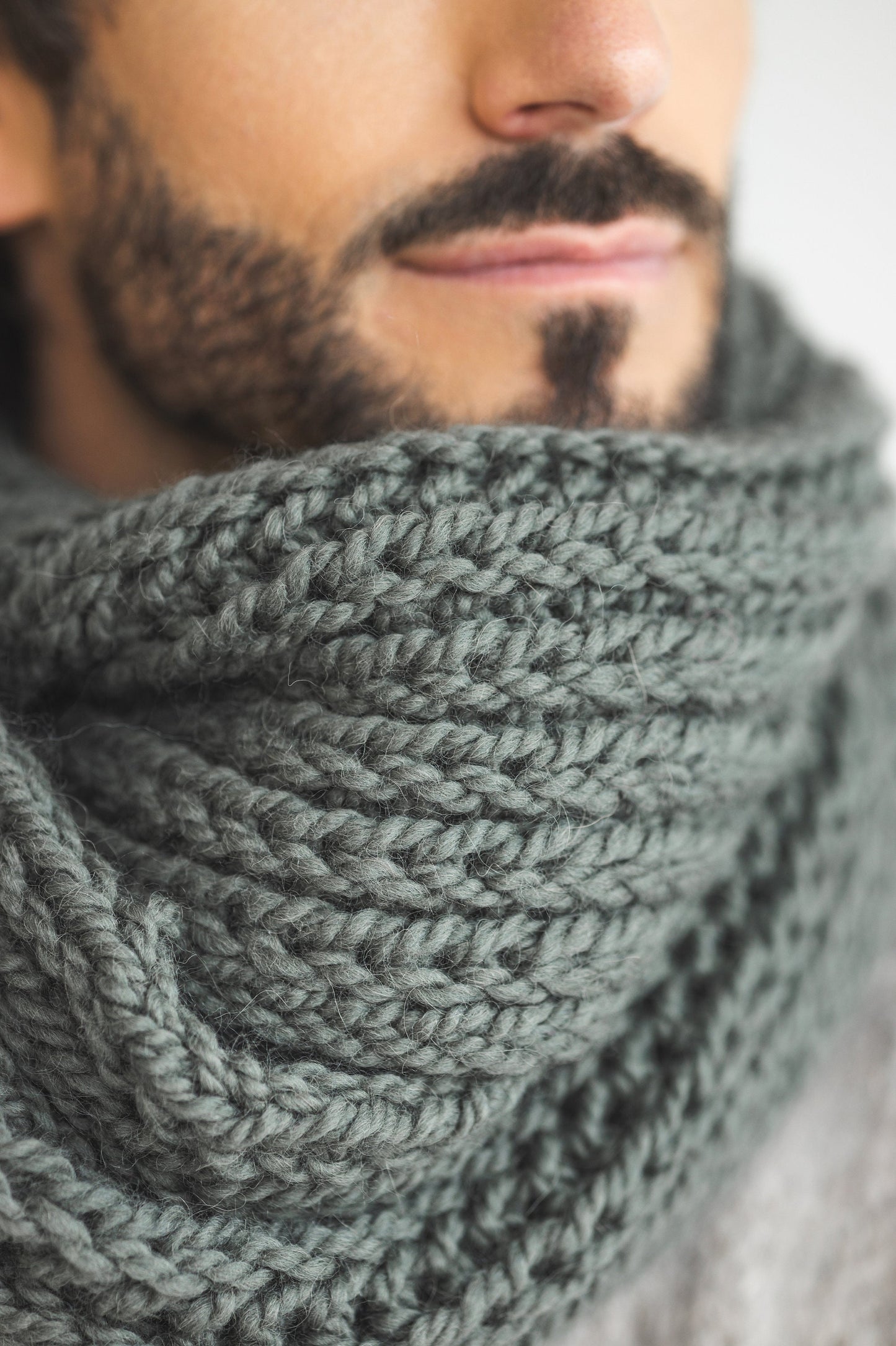 Green super chunky knit alpaca wool men&#39;s scarf, thick oversized cable knitted neck warmer for man, handmade ribbed blanket scarves for men