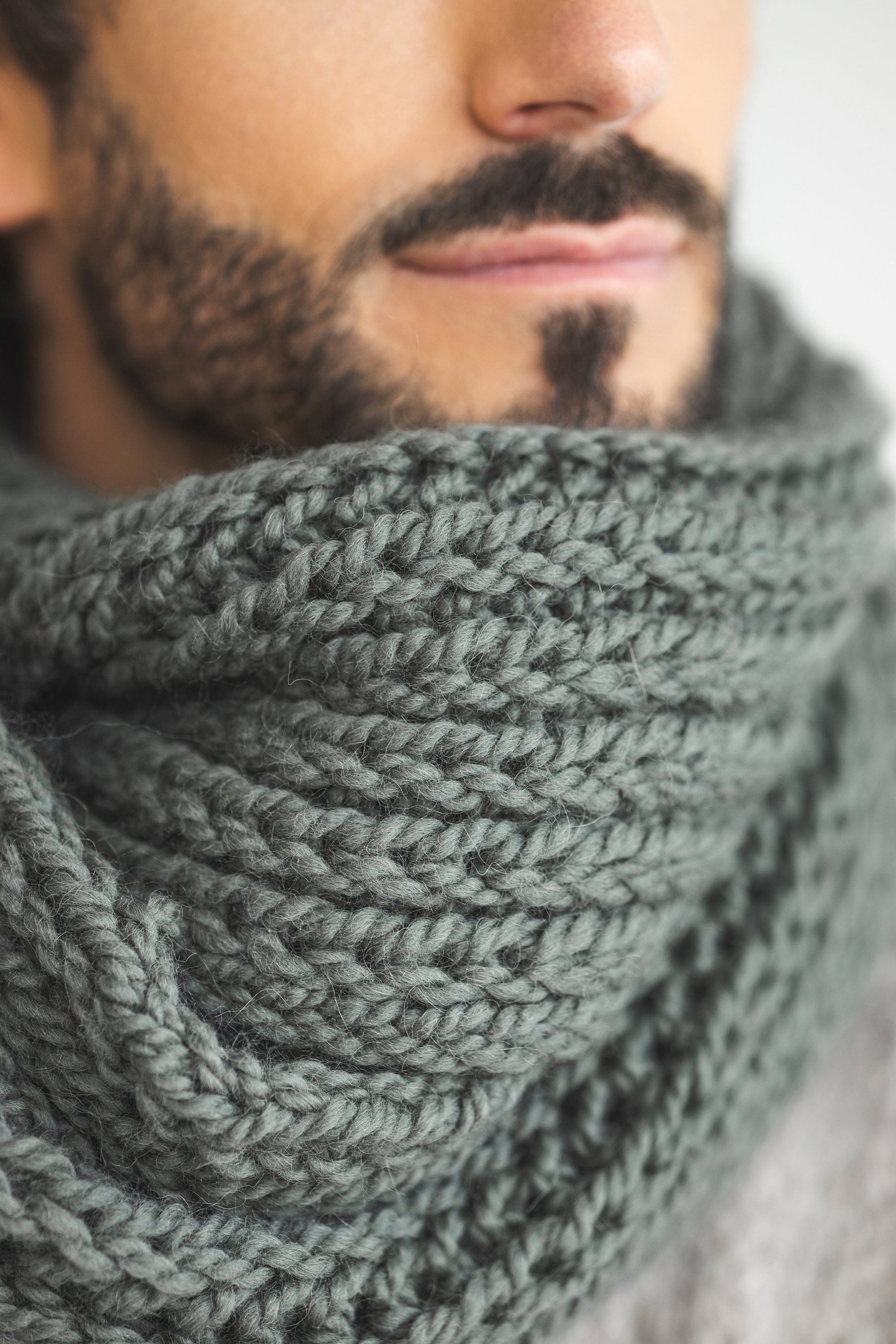 Green super chunky knit alpaca wool men&#39;s scarf, thick oversized cable knitted neck warmer for man, handmade ribbed blanket scarves for men