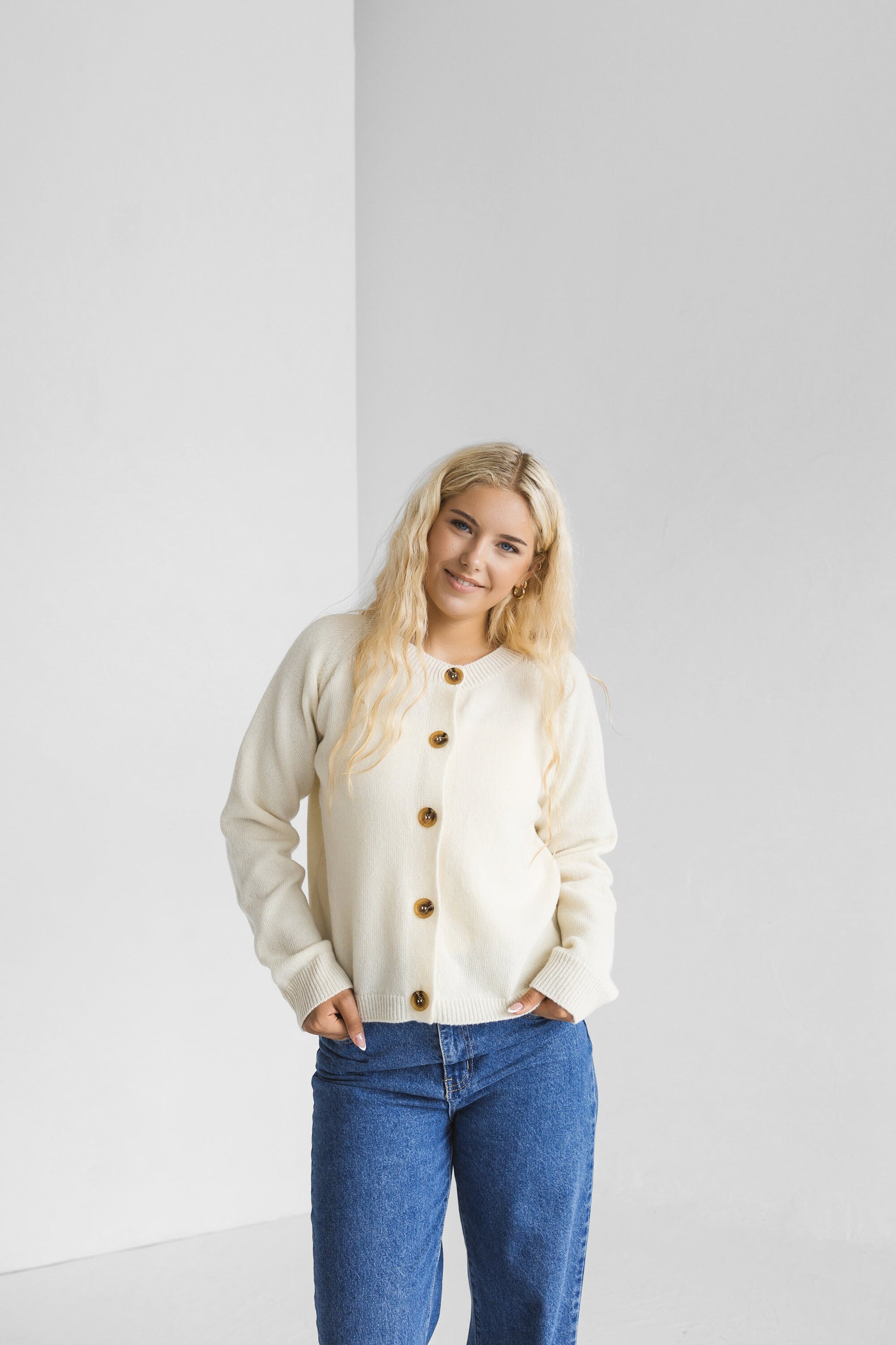 Short white knitted merino wool and cashmere cardigan with buttons for women, ivory high waist classy women&#39;s knit loose cropped sweater