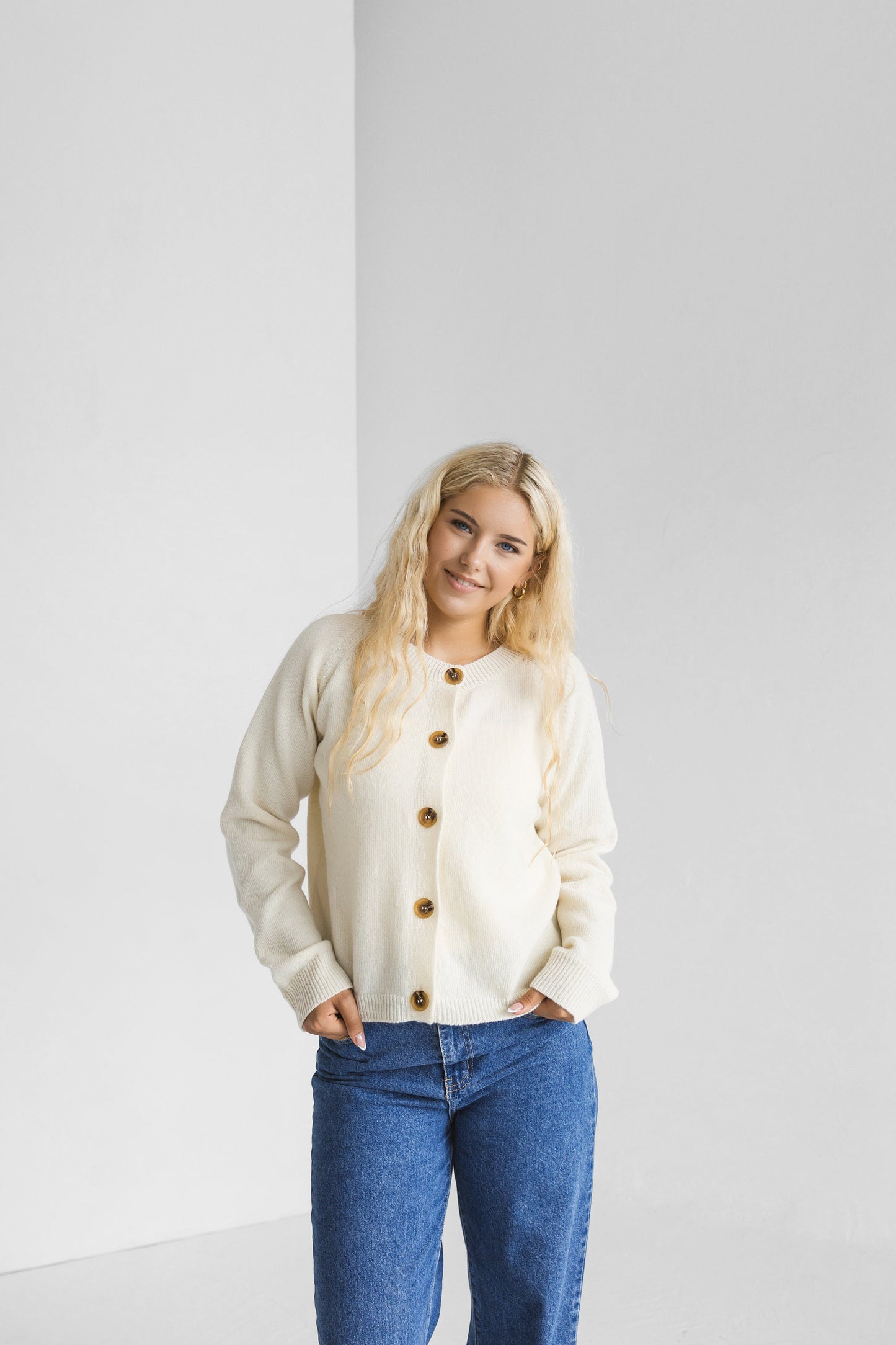 Short white knitted merino wool and cashmere cardigan with buttons for women, ivory high waist classy women&#39;s knit loose cropped sweater