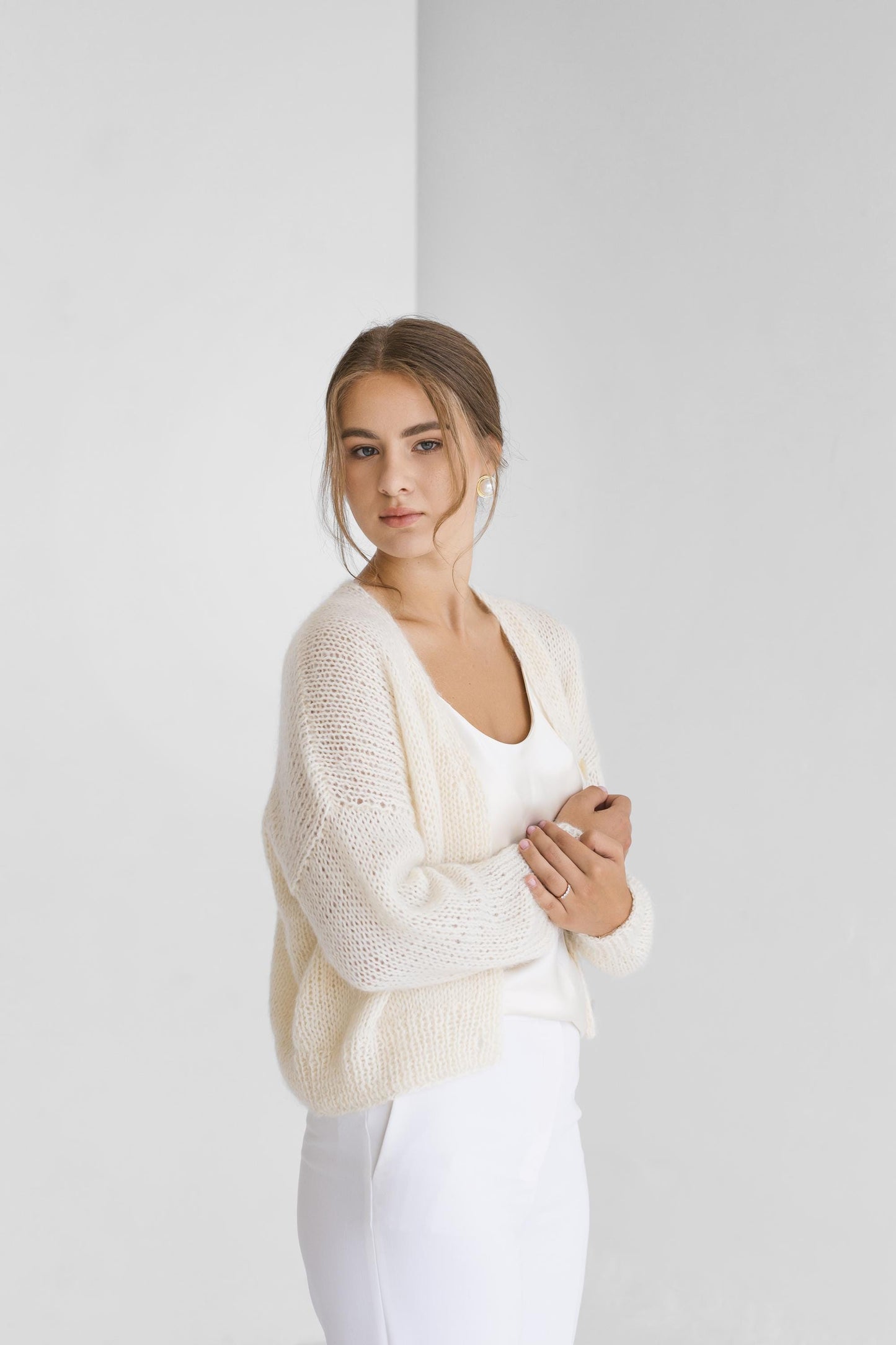 White cable knit short crop mohair cardigan with buttons, fluffy chunky knitted alpaca blend cropped sweater,ivory high-waisted fuzzy jacket