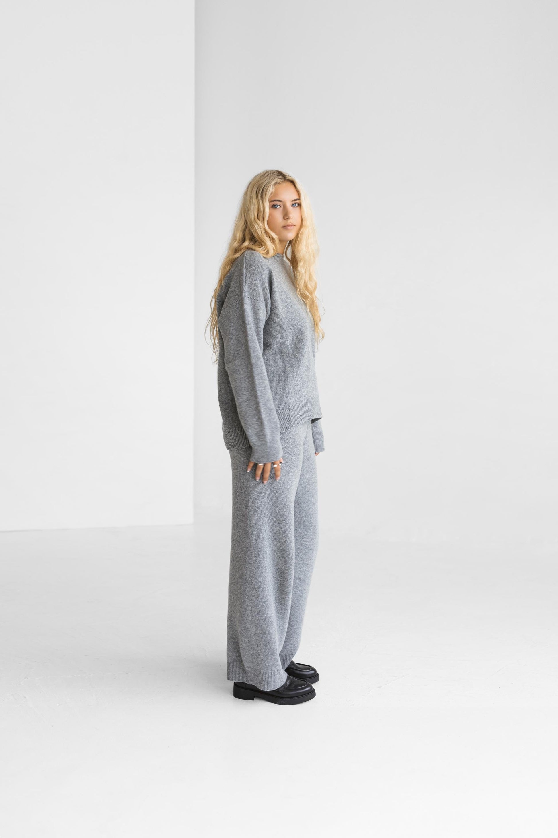 Gray knitted merino wool sweater and trousers set for women, light grey women&#39;s knit minimal lounge pullover and pants, camel loungewear