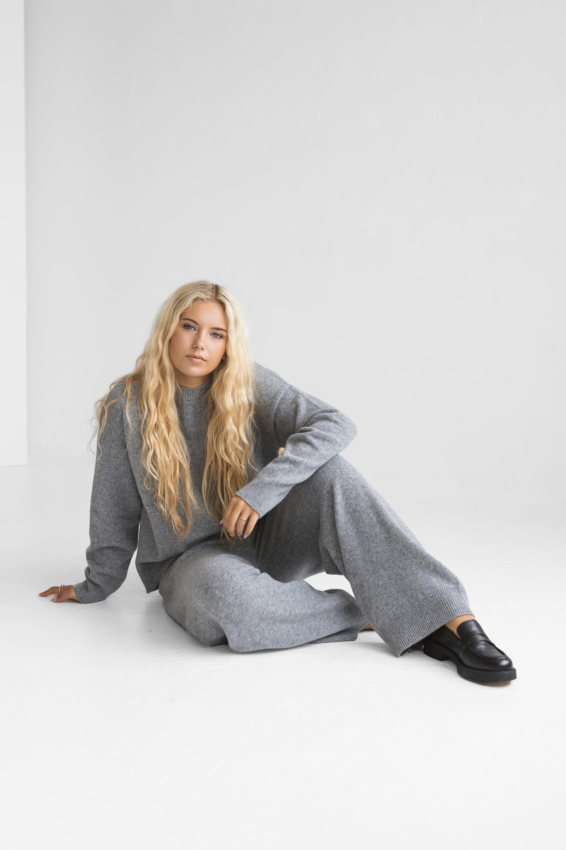 Gray knitted merino wool sweater and trousers set for women, light grey women&#39;s knit minimal lounge pullover and pants, camel loungewear