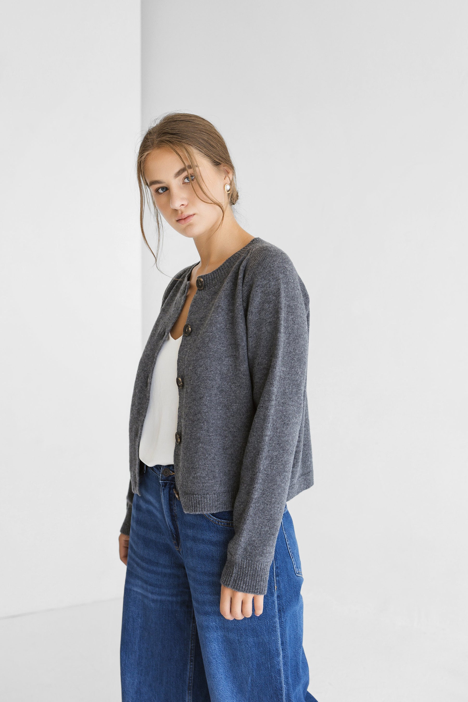 Short gray knitted merino wool and cashmere blend cardigan with buttons for women, high waist classy women&#39;s knit loose cropped sweater gift