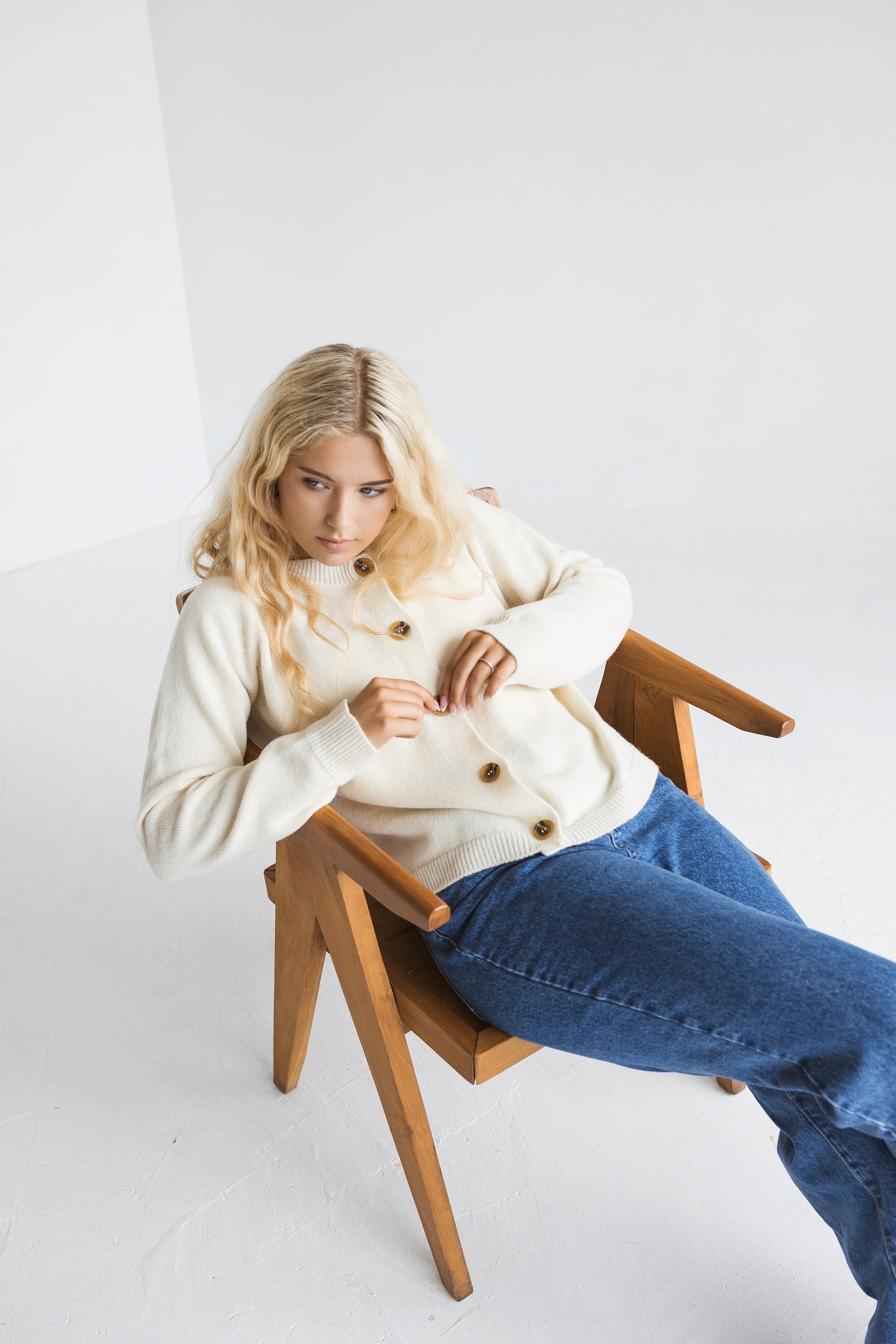 Short white knitted merino wool and cashmere cardigan with buttons for women, ivory high waist classy women&#39;s knit loose cropped sweater