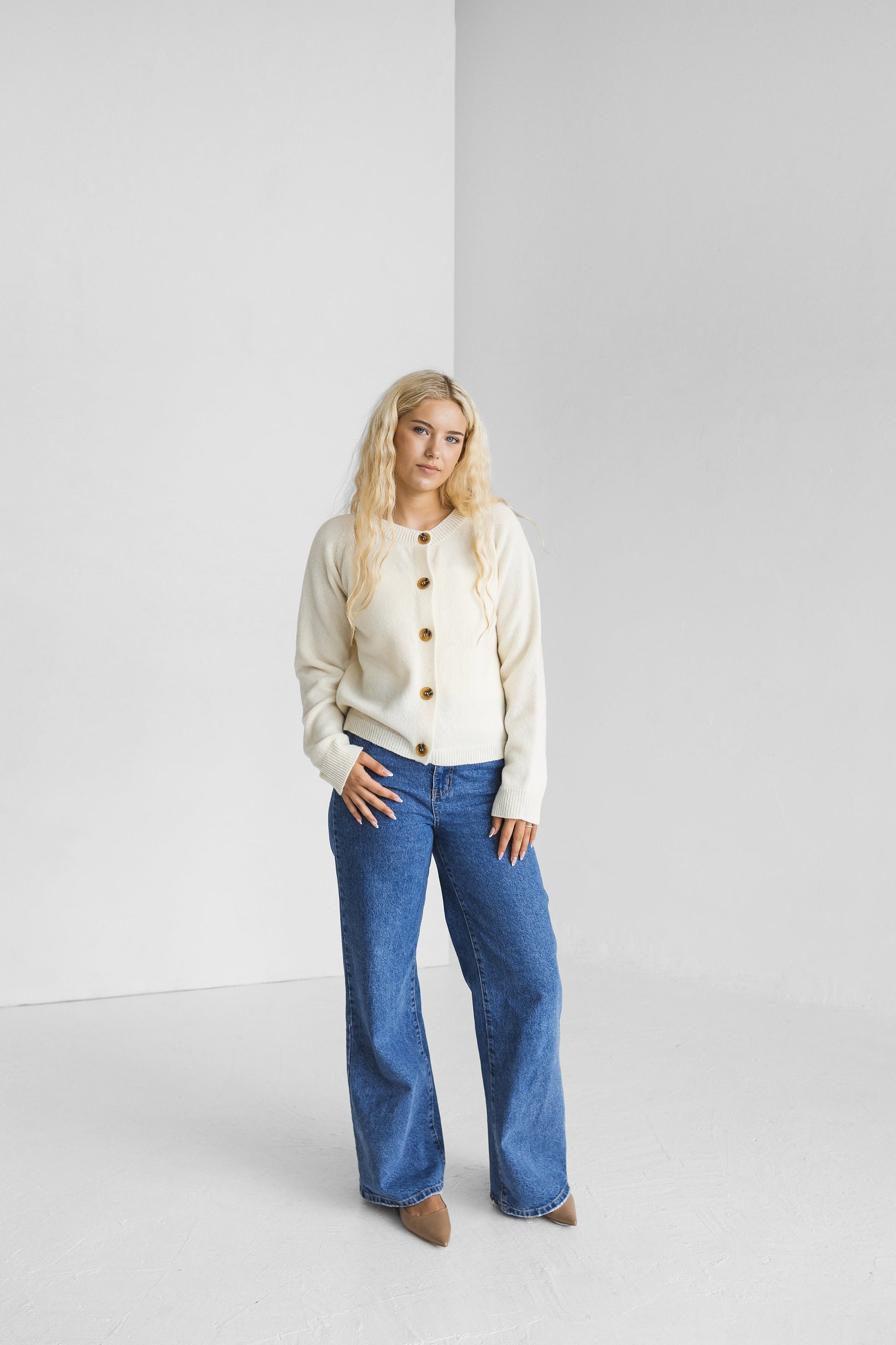 Short white knitted merino wool and cashmere cardigan with buttons for women, ivory high waist classy women&#39;s knit loose cropped sweater