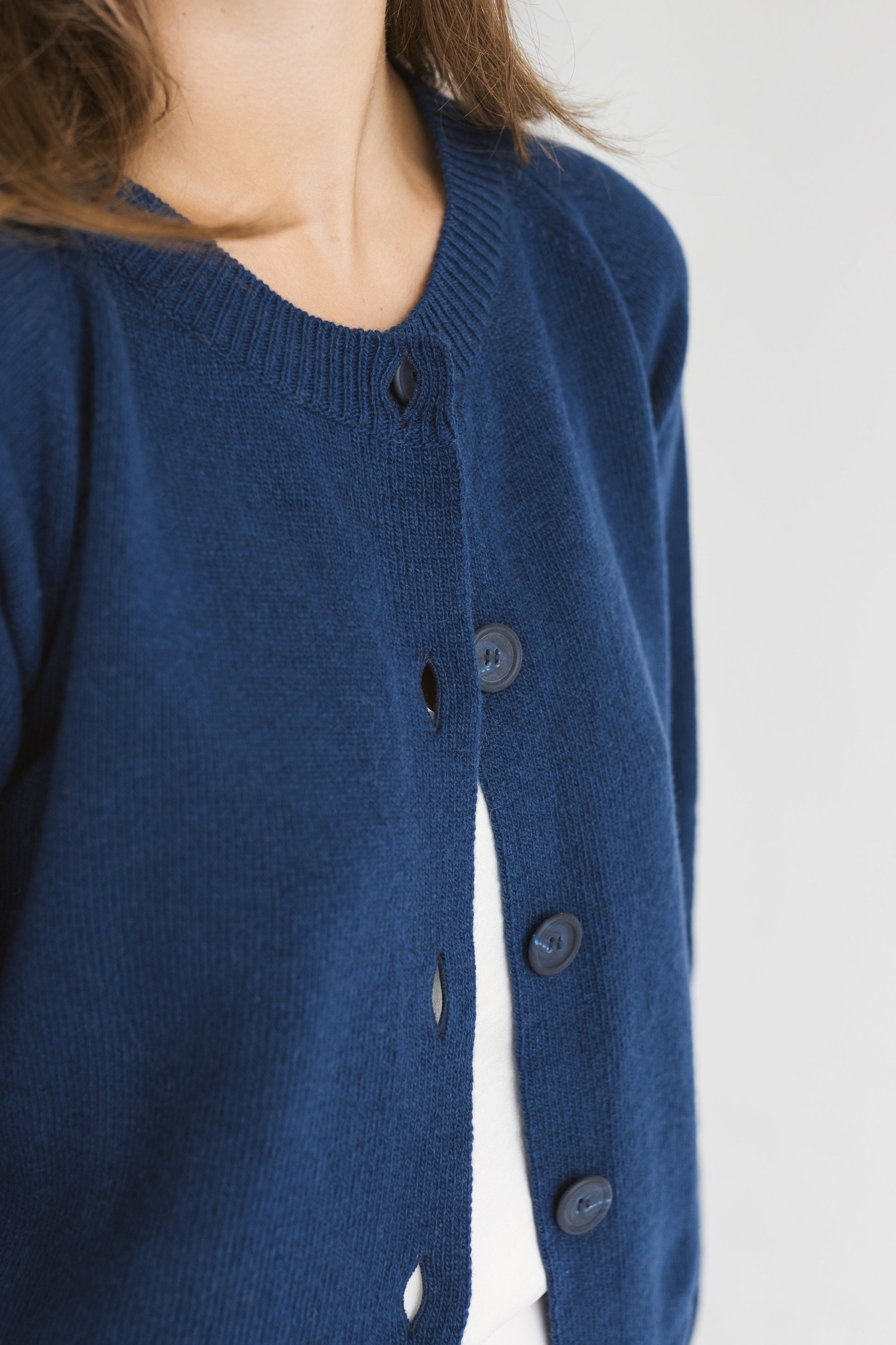 Crop navy blue knitted merino wool and cashmere cardigan with buttons for women, dark blue high waisted women&#39;s knit loose short sweater