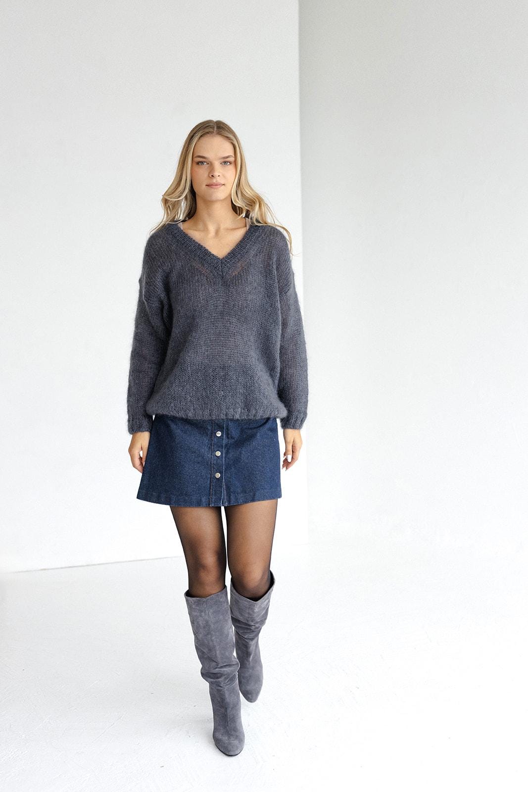 Gray cable knit fluffy mohair wool oversized women&#39;s pullover, deep V-neck sweater, grey chunky knitted thick fall fuzzy jumper for woman