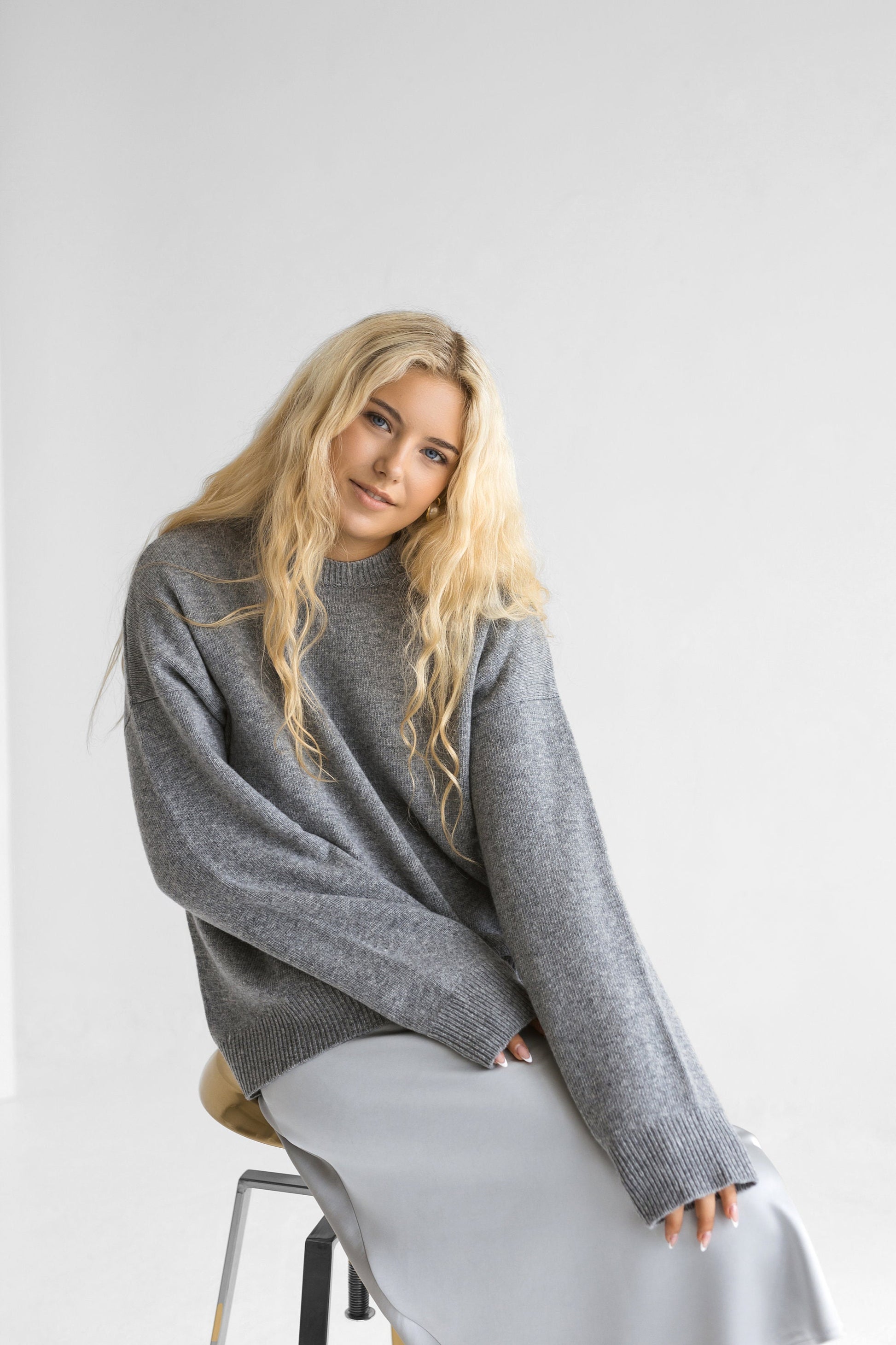 Gray knitted merino wool and cashmere sweater for women, bright grey women&#39;s knit minimalist pullover with longer back, light gray jumper