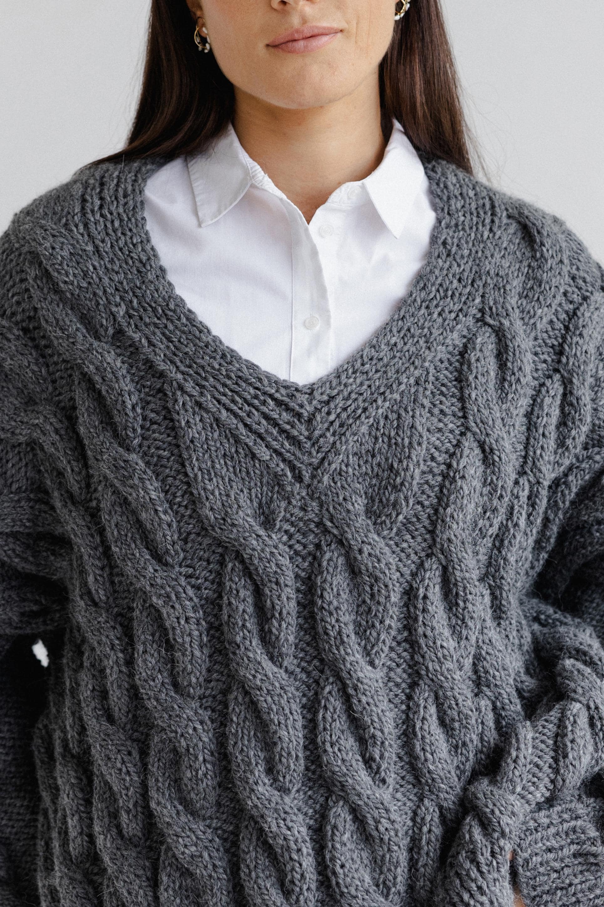 Gray Handmade Oversized Chunky Knitted Alpaca Wool Sweater, Grey Cable Knit V Neck Jumper, Fall Winter Woolen Thick Women's Pullover