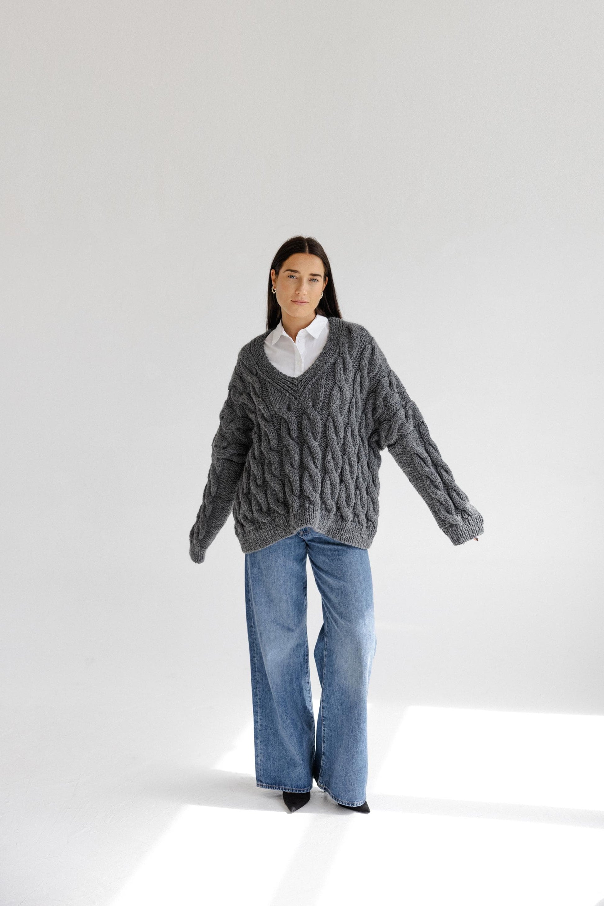 Gray Handmade Oversized Chunky Knitted Alpaca Wool Sweater, Grey Cable Knit V Neck Jumper, Fall Winter Woolen Thick Women's Pullover