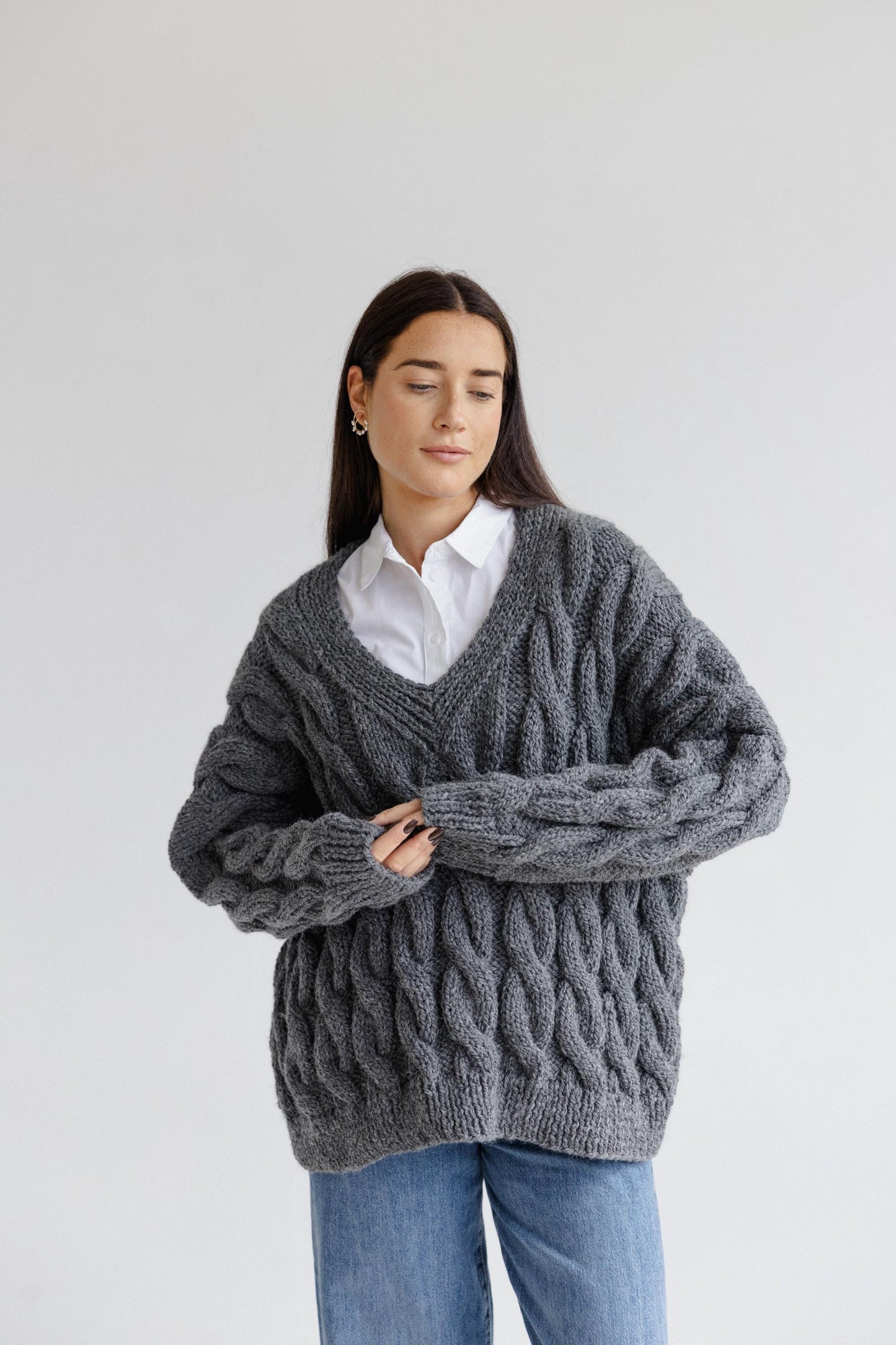 Gray Handmade Oversized Chunky Knitted Alpaca Wool Sweater, Grey Cable Knit V Neck Jumper, Fall Winter Woolen Thick Women's Pullover