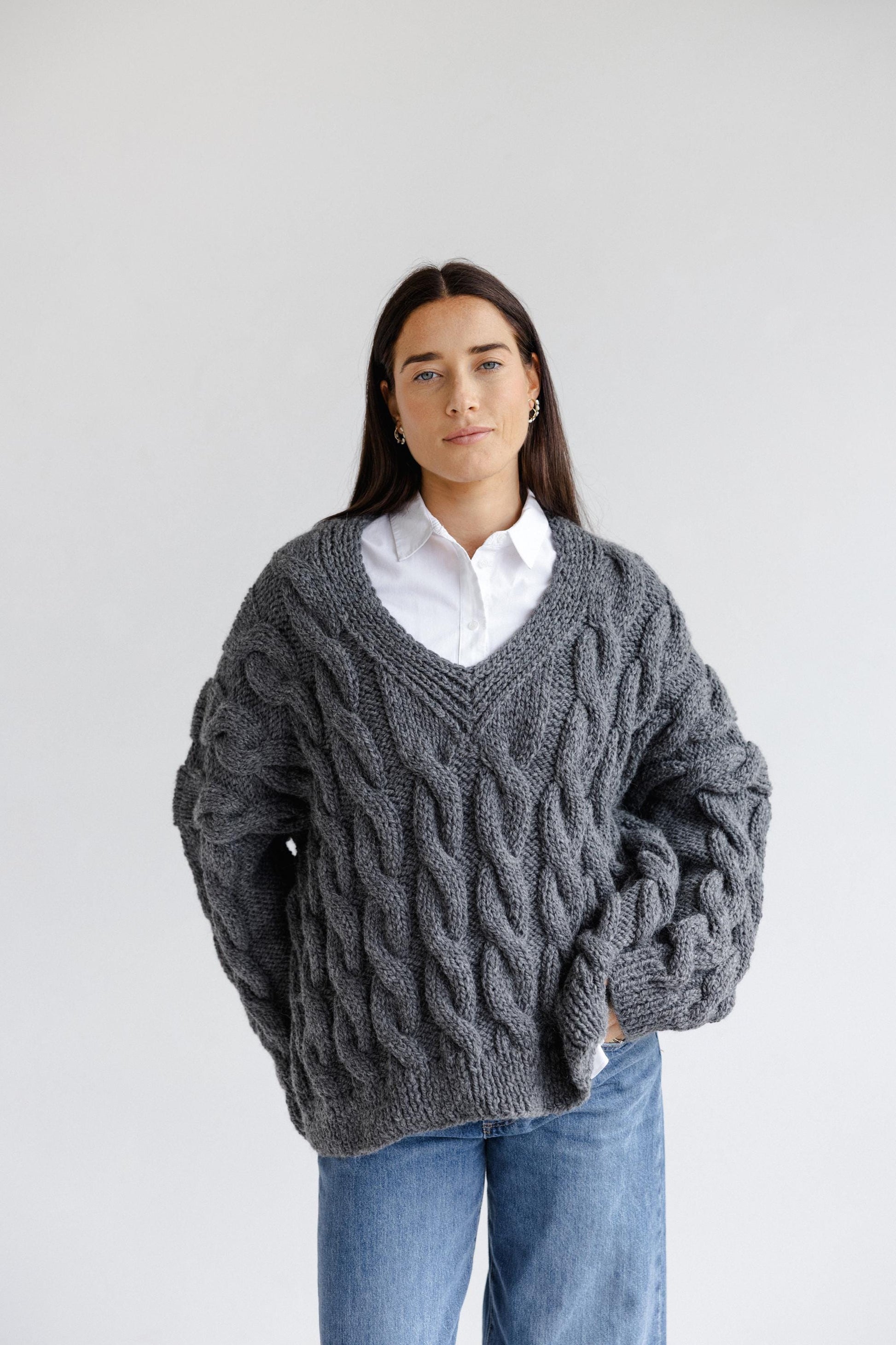 Gray Handmade Oversized Chunky Knitted Alpaca Wool Sweater, Grey Cable Knit V Neck Jumper, Fall Winter Woolen Thick Women's Pullover