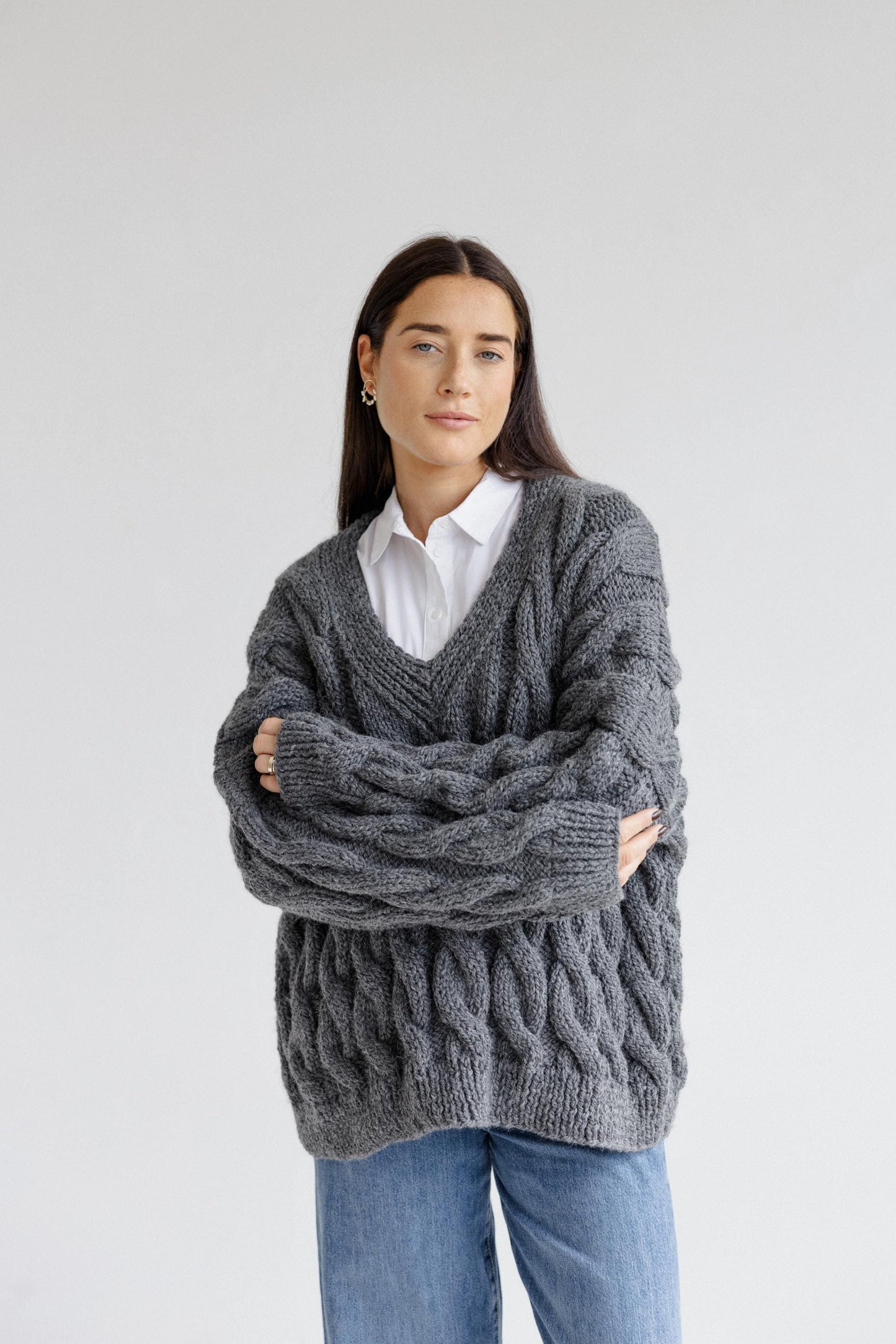 Gray Handmade Oversized Chunky Knitted Alpaca Wool Sweater, Grey Cable Knit V Neck Jumper, Fall Winter Woolen Thick Women's Pullover