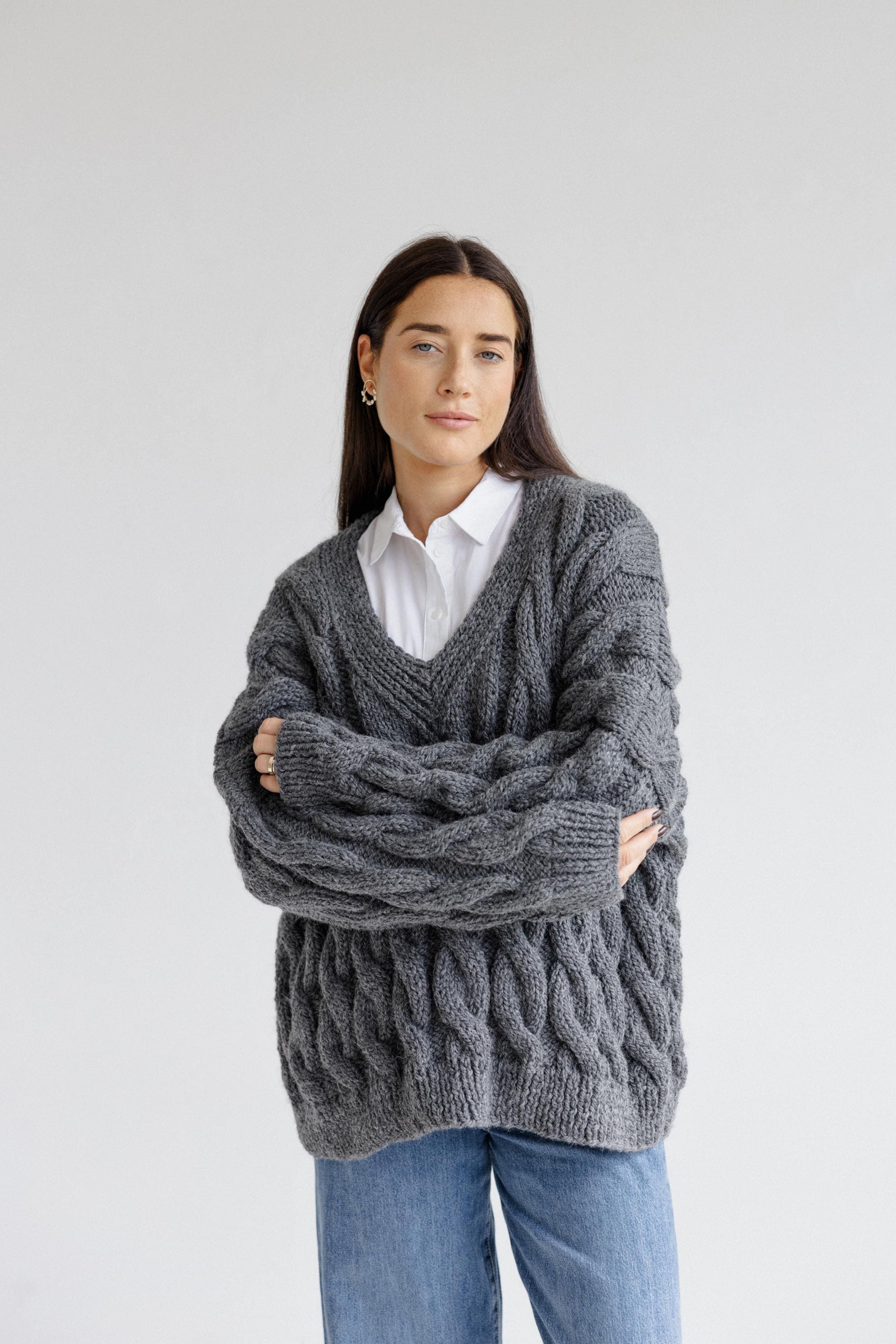 Gray Handmade Oversized Chunky Knitted Alpaca Wool Sweater, Grey Cable Knit V Neck Jumper, Fall Winter Woolen Thick Women's Pullover