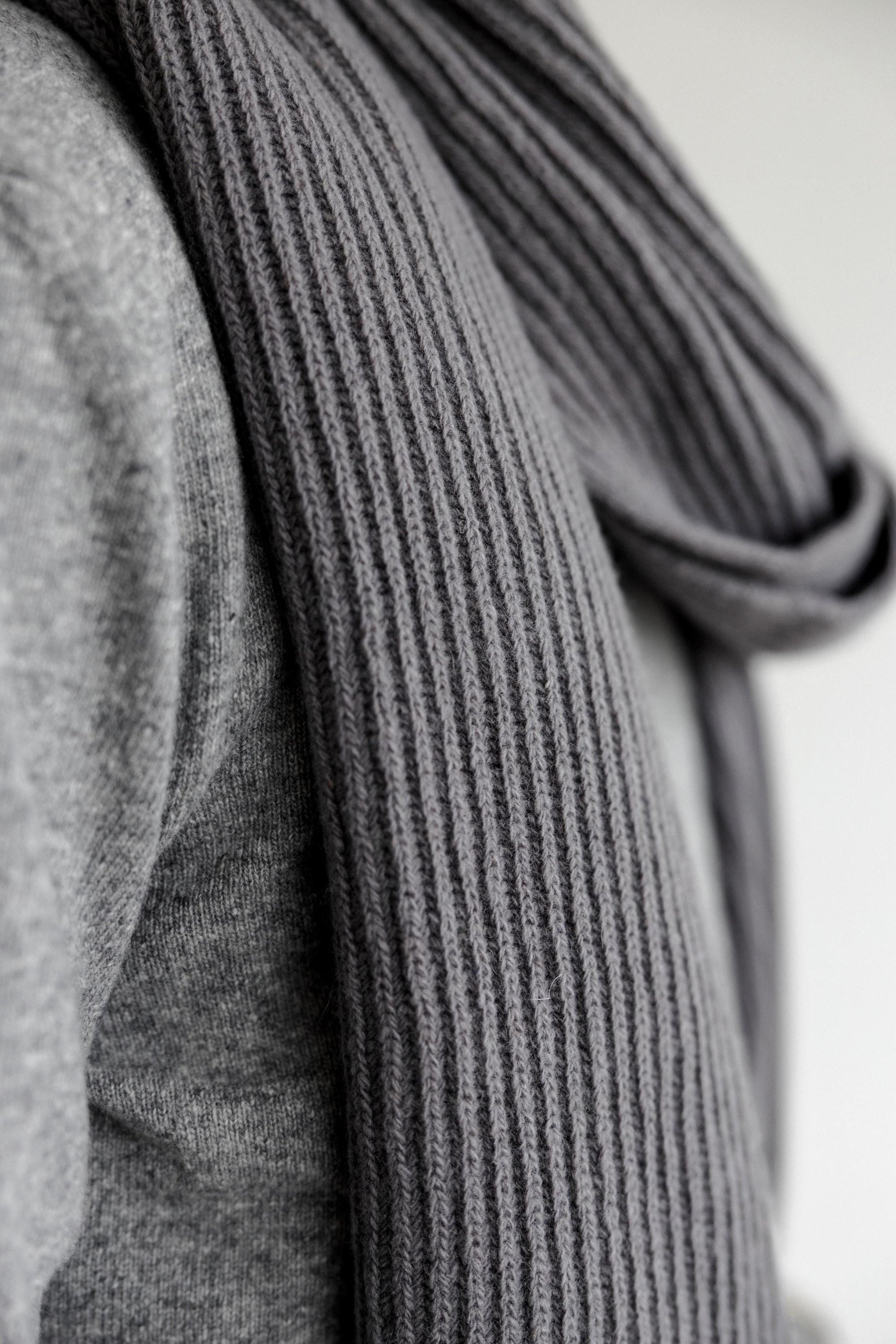 Blue Ribbed Knitted Merino Wool And Cashmere Long Fall Winter Men's Scarf, Royal Blue Warm And Soft Minimal Knit Woolen Scarves For Men