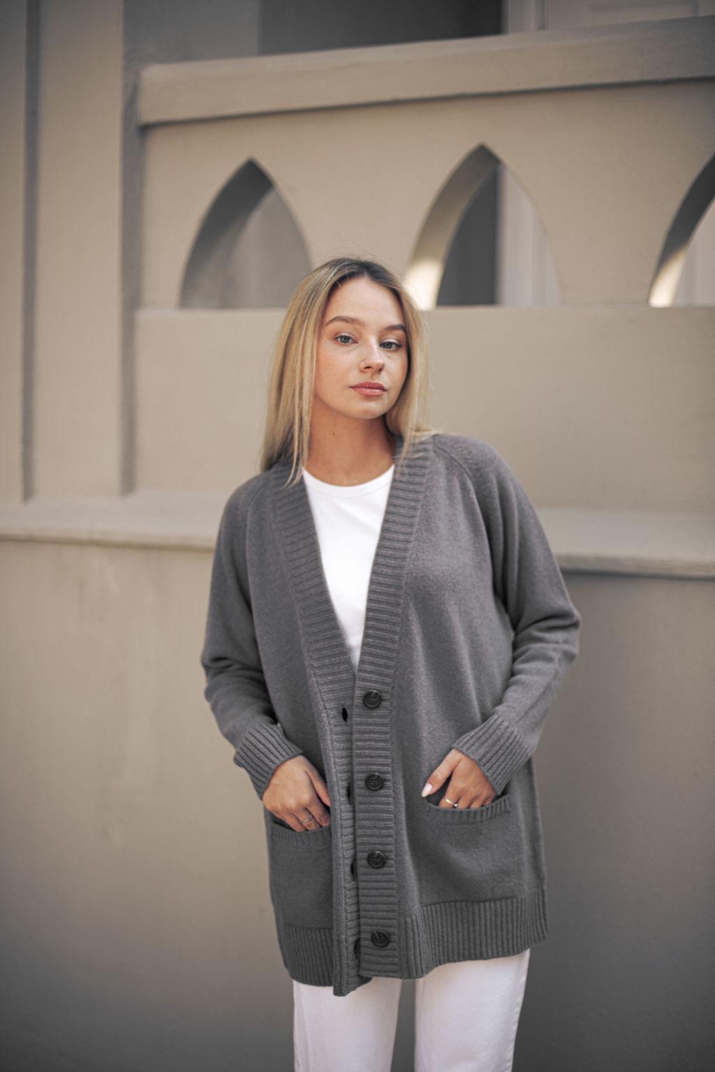Gray knitted merino wool and cashmere blend cardigan with pockets and buttons, slightly oversized grey knit sweater for women, long gilet xl