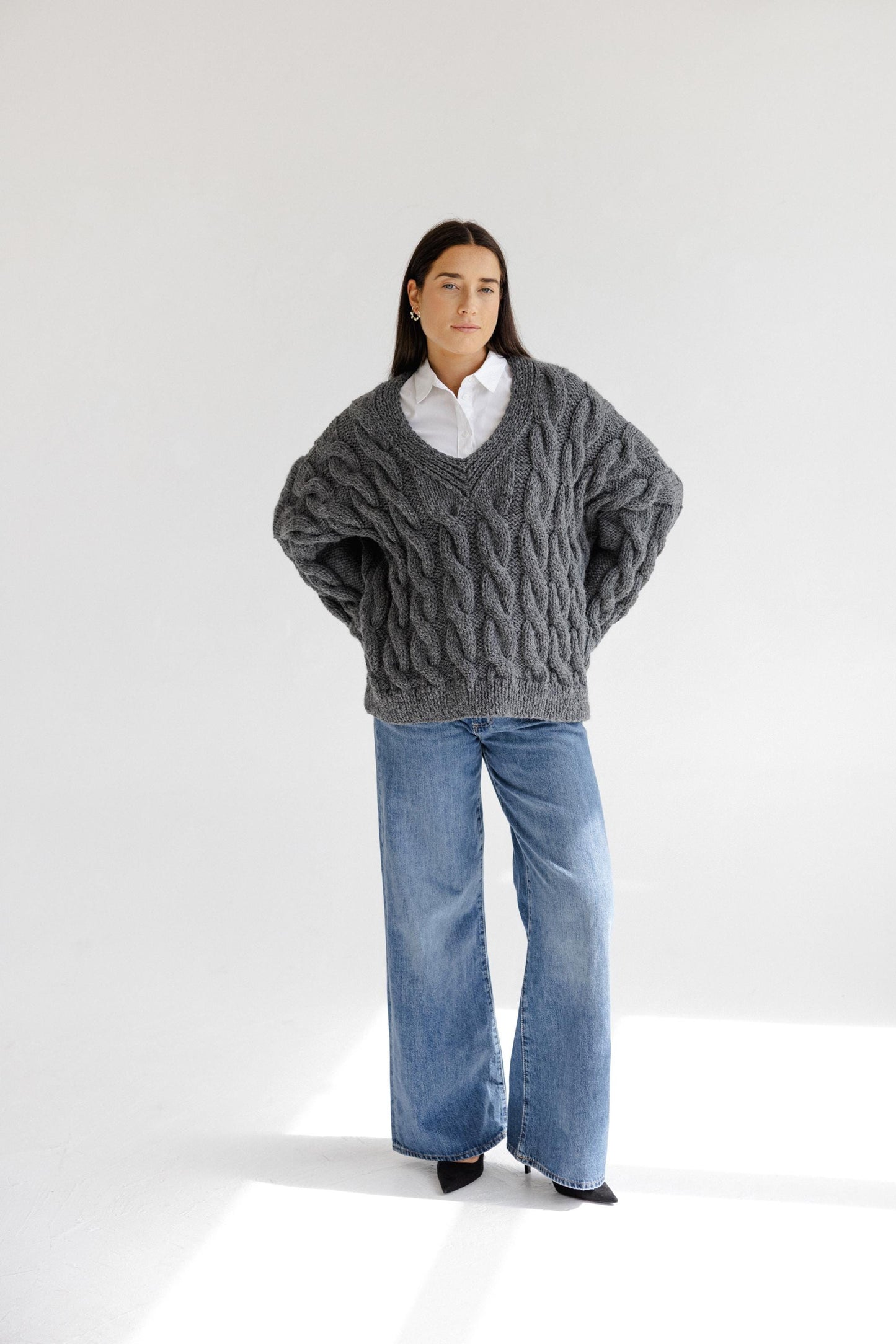 Gray Handmade Oversized Chunky Knitted Alpaca Wool Sweater, Grey Cable Knit V Neck Jumper, Fall Winter Woolen Thick Women's Pullover