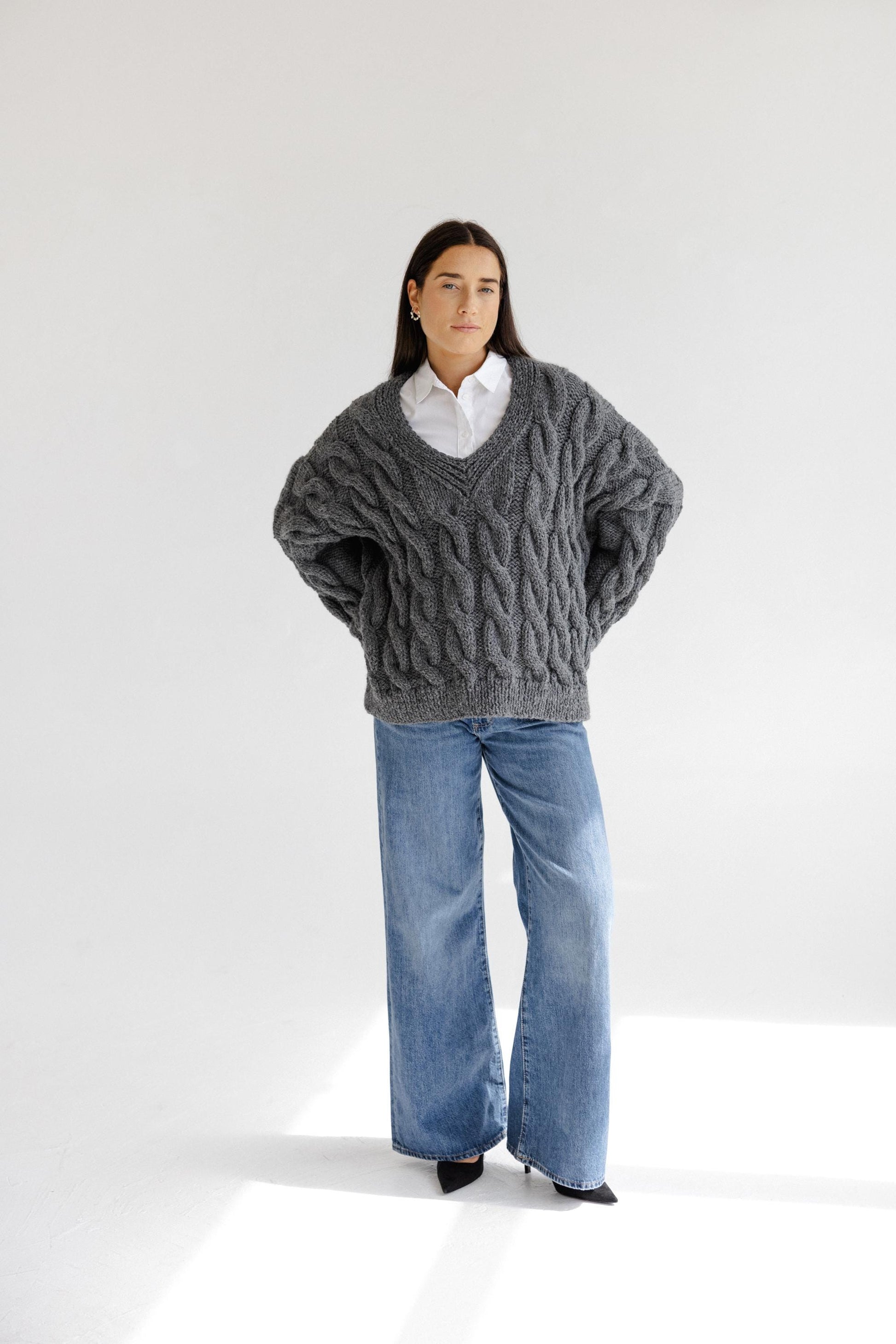 Gray Handmade Oversized Chunky Knitted Alpaca Wool Sweater, Grey Cable Knit V Neck Jumper, Fall Winter Woolen Thick Women's Pullover