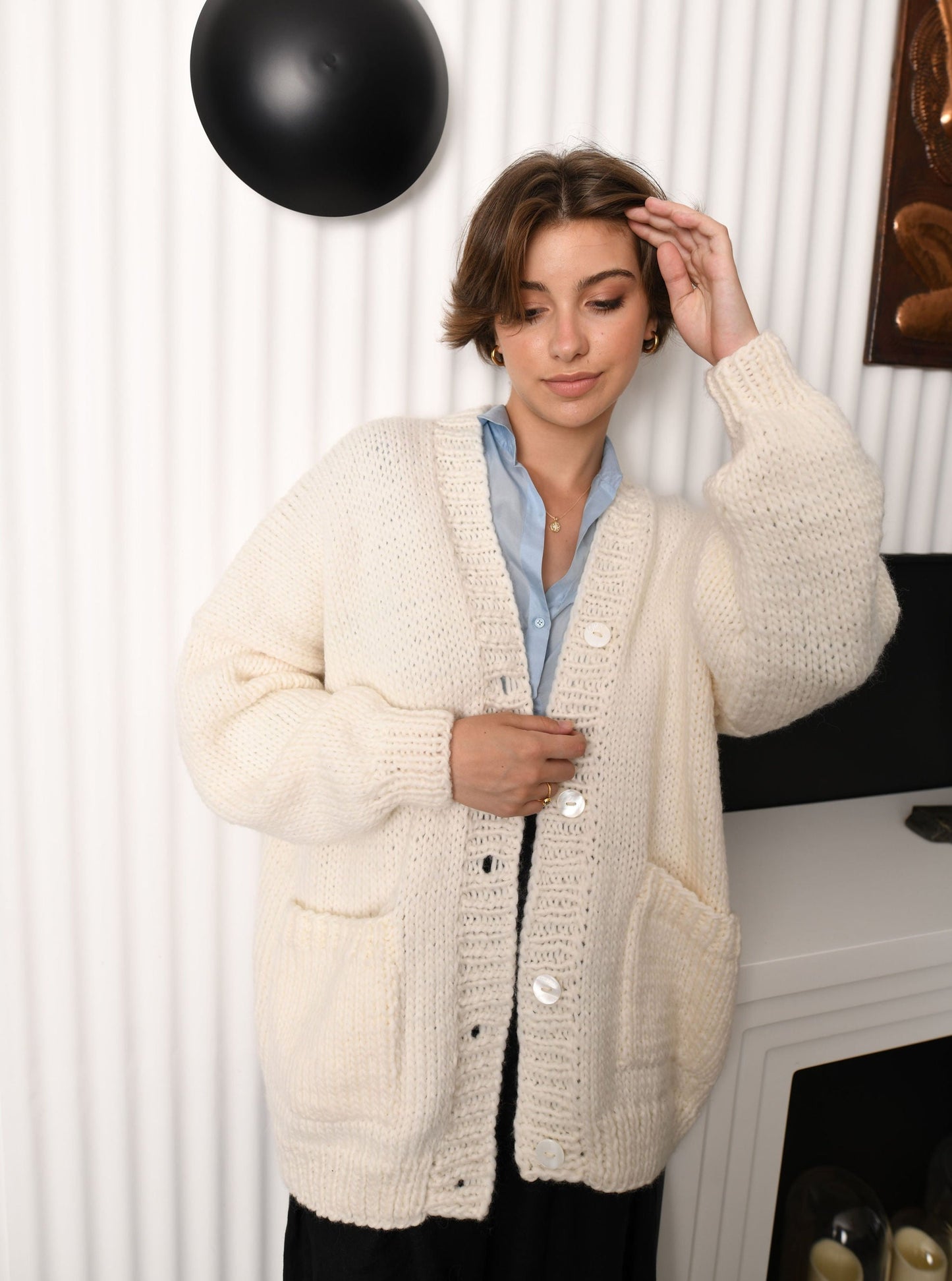 Bottoned white wool cardigan with pockets