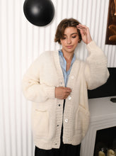 Load image into Gallery viewer, Bottoned white wool cardigan with pockets

