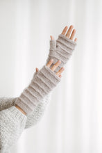Load image into Gallery viewer, Fingerless Mohair Mittens
